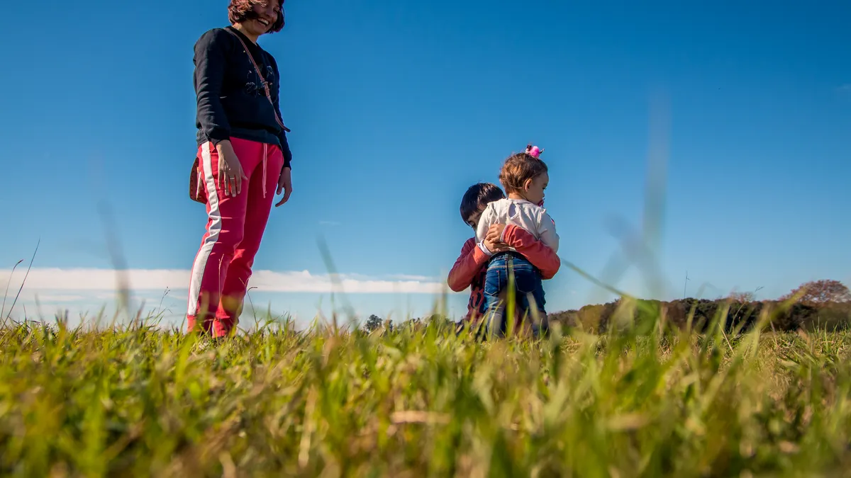Madre dejando explorar a su hijo con confianza
