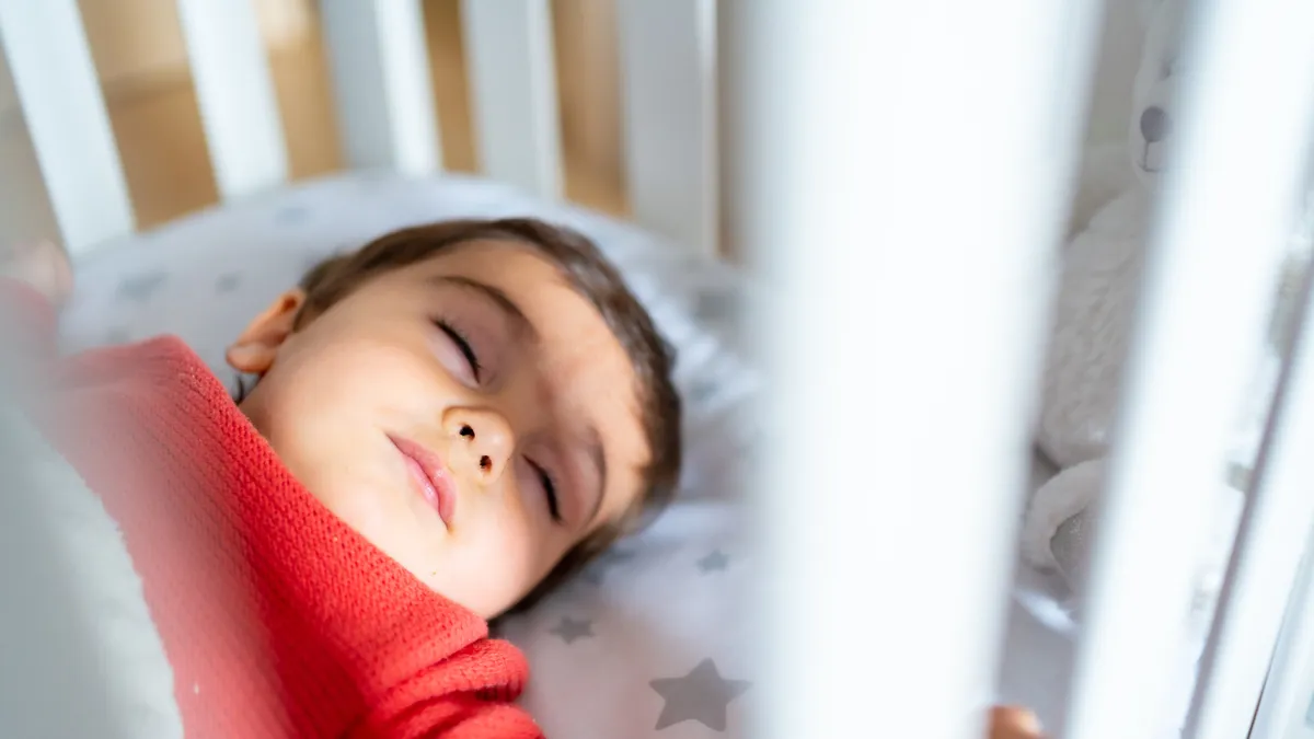 Bebé durmiendo plácidamente, sueño y desarrollo cerebral