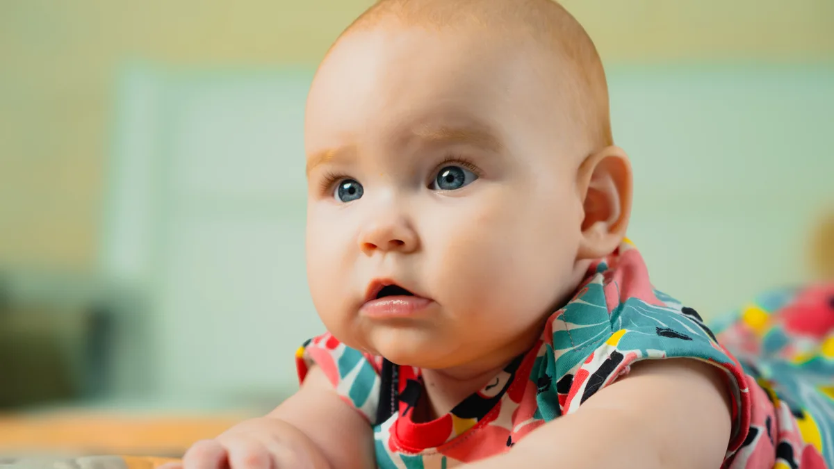 Niña concentrada en una actividad de estimulación temprana en casa