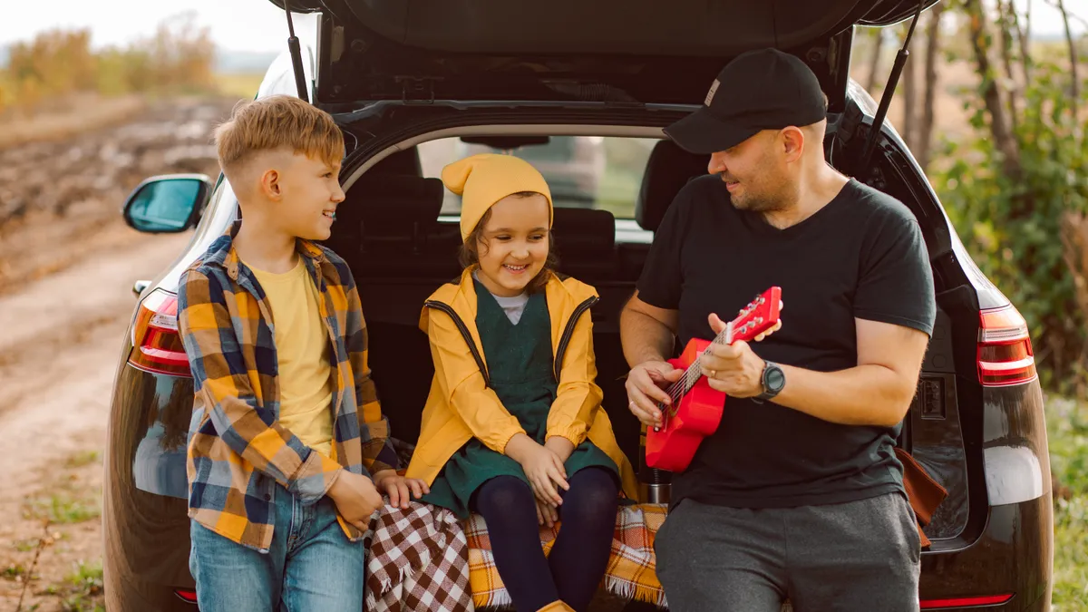 Familia viajando con sus hijos, disfrutando el camino juntos
