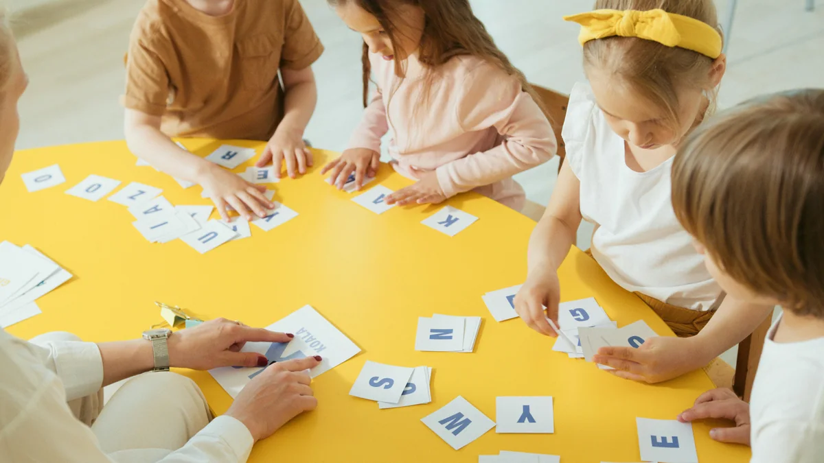 Niños de primaria trabajando el aprendizaje del alfabeto con material estructurado