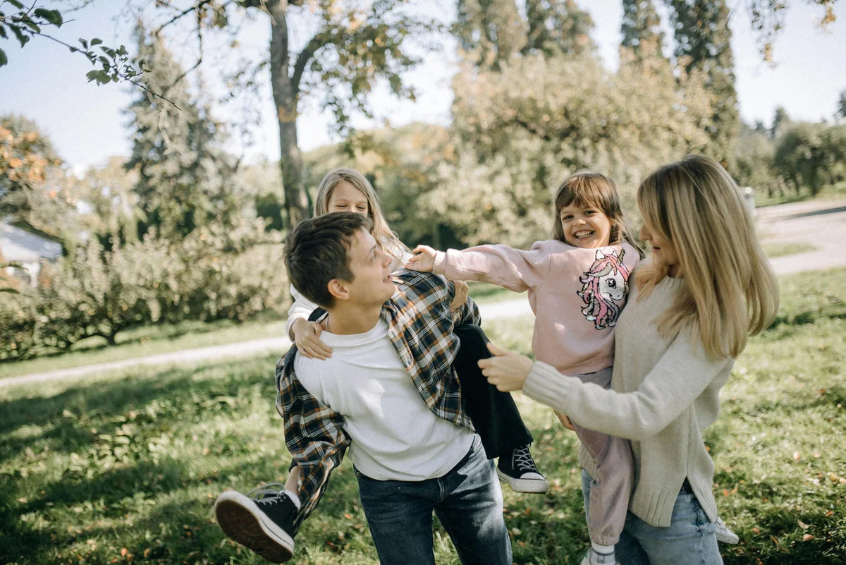 Padres acompañando a sus hijas en casa