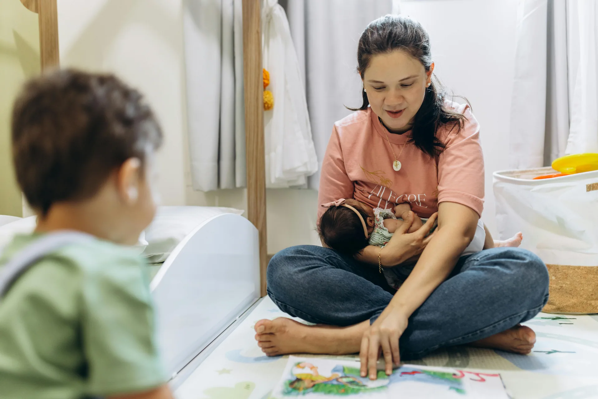 Madre leyendo un cuento con su bebé en casa