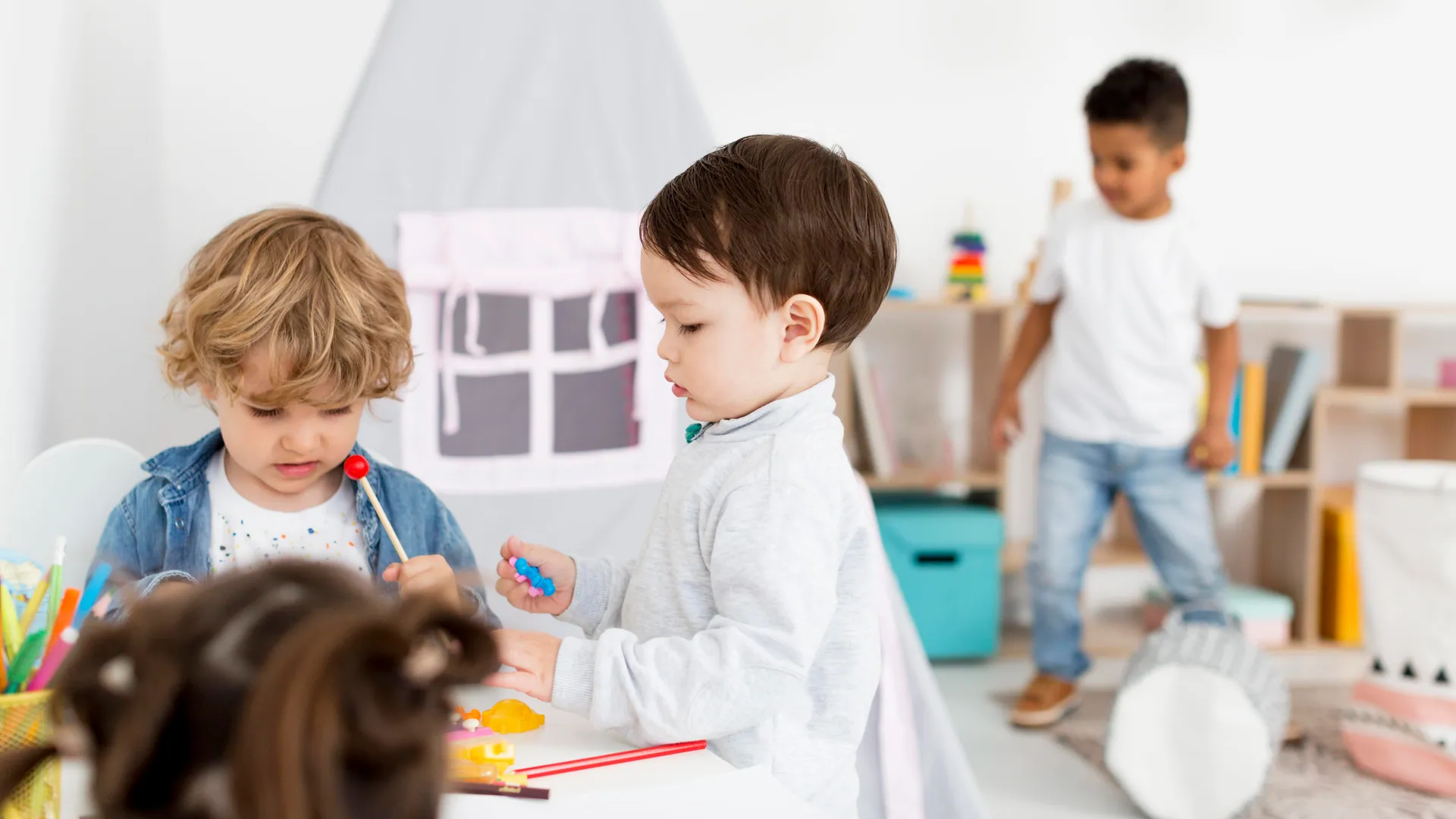 Bebé Genial School — niños jugando y aprendiendo juntos